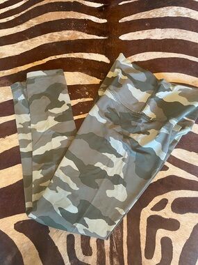 aerie S Camo Leggings in Olive and Light Beige ladies